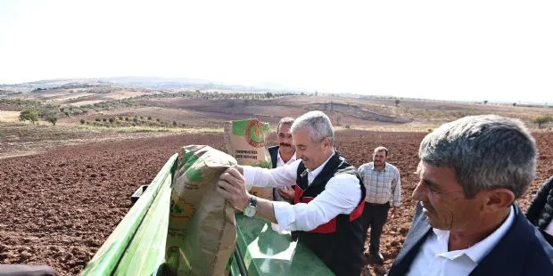 Şahinbey Belediye Başkanı Mehmet Tahmazoğlu, çiftçilerin üretimini artırmak ve yaşamlarını