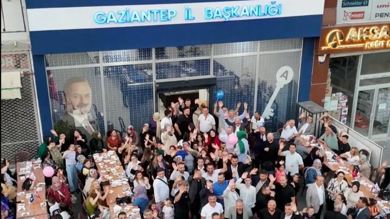 Anahtar Parti’den Gövde Gösterisi: Gaziantep’te Bayramlaşma Miting Havasında Geçti