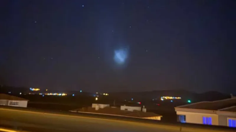 Araban Semalarında Esrarengiz Işık: Görenler Şaşkına Döndü Gaziantep'in Araban ilçesinde gece saatlerinde gökyüzünde beliren gizemli ışık vatandaşların