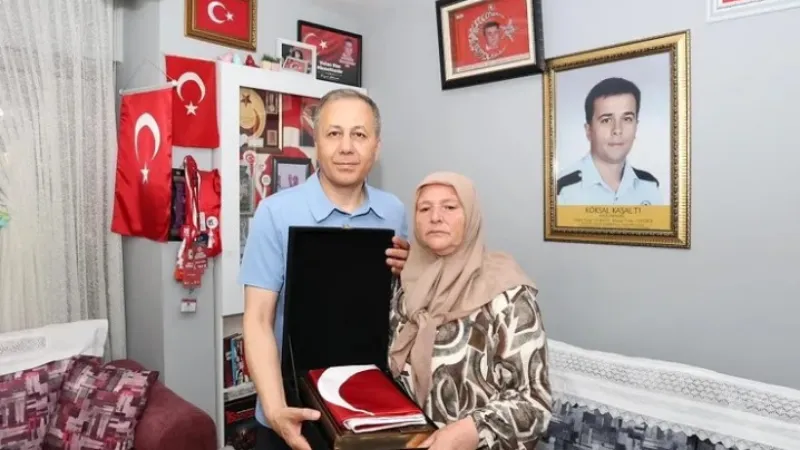 Bakan Yerlikaya’dan Şehit Ailesine Anlamlı Ziyaret İçişleri Bakanı Ali Yerlikaya, 15 Temmuz 2016’daki hain darbe girişiminde