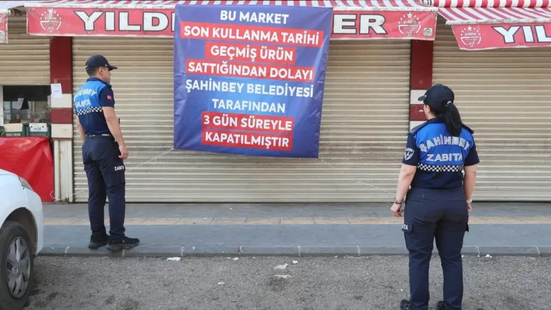 Şahinbey’de Tarihi Geçmiş Ürün Satan İşletmelere Geçit Yok Şahinbey Belediyesi, tarihi geçmiş ürün sattığı tespit edilen bir market