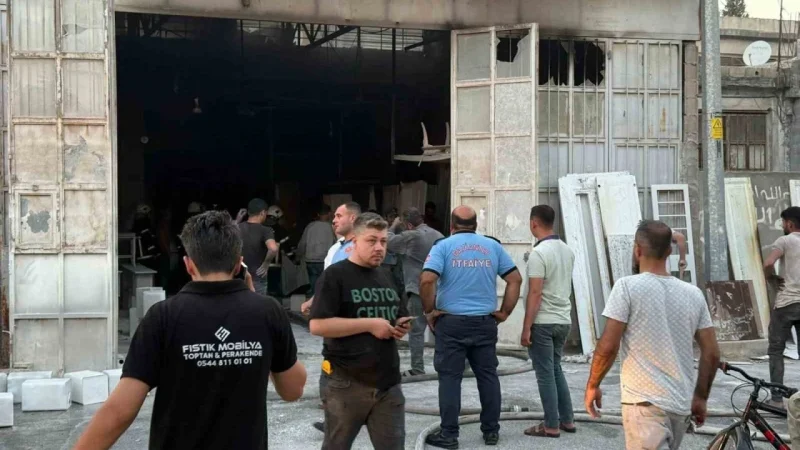 Gaziantep’in Nizip ilçesinde bir mobilya dükkanında çıkan yangın paniğe neden