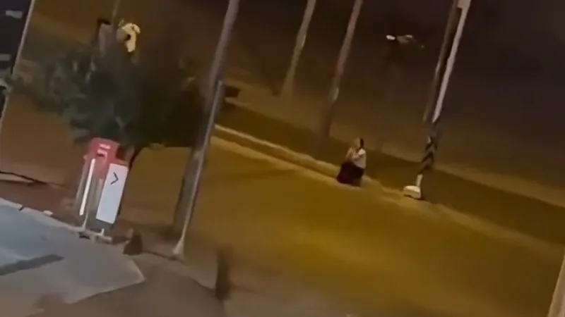 Gaziantep’te Bir Kadın Gece Yarısı Mahalleyi Ayağa Kaldırdı Mağarabaşı Deva Hastanesi yanında gece saatlerinde bağırarak dikkat çeken bir