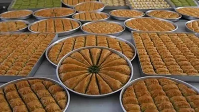 Gaziantep’te Baklava’ya Zam Geldi: İşte Cep Yakan Yeni Liste Geleneksel lezzetimiz baklavanın fiyatları güncellendi. Artan maliyetler sonrası fıstıklı ve