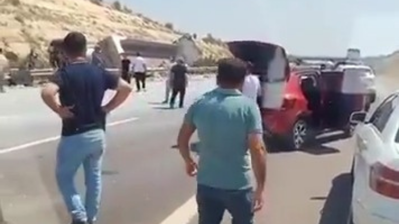 Gaziantep–Nizip Yolunda Trafik Kazası: Ölü Ve Yaralılar Var Gaziantep–Nizip karayolunda meydana gelen kazada ortalık adeta savaş alanına döndü.