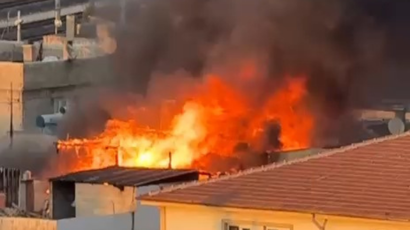 Gaziantep Göllüce Mahallesi’nde Yangın, Korku Dolu Anlar Kamerada. Gaziantep'in Şahinbey ilçesine bağlı Göllüce Mahallesi'nde çıkan ev yangını, itfaiye