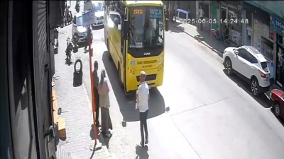 Gaziantep’te Halk Otobüsü Yayaya Çarptı: Şans eseri yaralanan olmadı Gaziantep’te bir halk otobüsü, yol kenarında yürüyen yayaya çarptı. Olayda