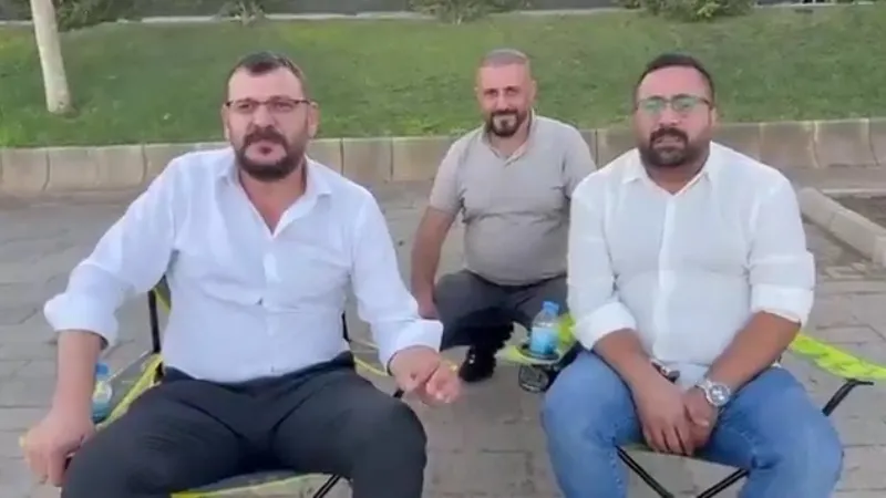 CHP’li Meclis Üyesi Hasan Şencan’dan Belediye Önünde “İradeye Saygı” Eylemi “Hasan Şencan, Şehitkamil’de vatandaşların iradesine sahip çıkmak için başlattığı oturma