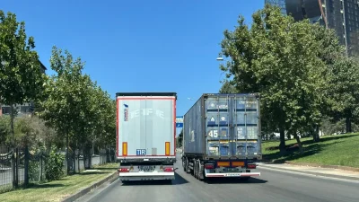 Gaziantep İpekyolu’nda TIR Trafiği Kilitledi: Sol Şerit İhlali Tepki Çekti Gaziantep İpekyolu’nda bir TIR’ın uzun süre sol şeridi kapatarak çıkışa