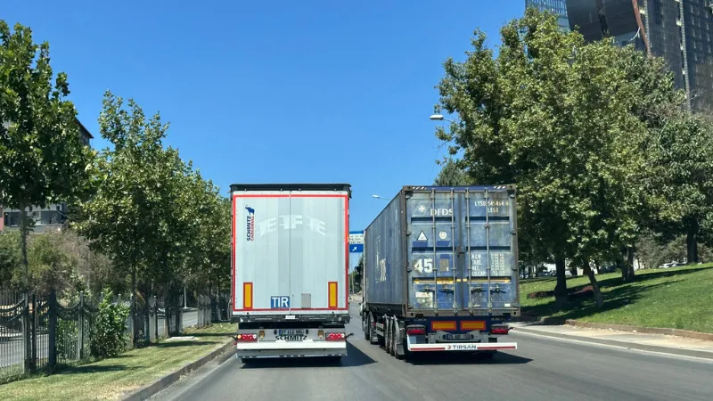 Gaziantep İpekyolu’nda TIR Trafiği Kilitledi: Sol Şerit İhlali Tepki Çekti Gaziantep İpekyolu’nda bir TIR’ın uzun süre sol şeridi kapatarak çıkışa