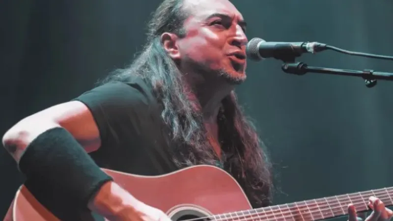 Urla, Ogün Sanlısoy’un Rock Ezgileriyle Buluşuyor Türk rock müziğinin sevilen ismi Ogün Sanlısoy, Urla'nın eşsiz atmosferinde