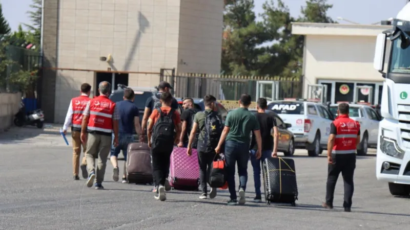 Gaziantep’te Suriyelilerin Gönüllü Dönüşleri Artıyor Gaziantep'te yaşayan Suriyeli sığınmacıların ülkelerine gönüllü dönüşleri hız kazandı. Kentte