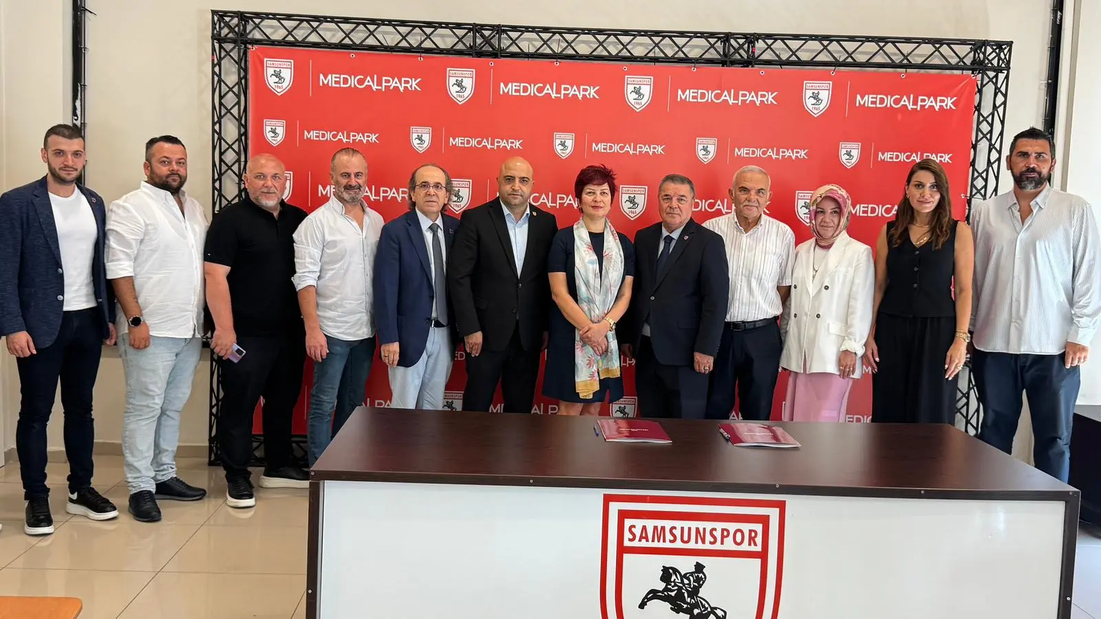 Samsunspor Kadın Voleybol Takımı ve Medical Park arasında sağlık sponsorluğu protokolü imzalandı. 1 İmzaa