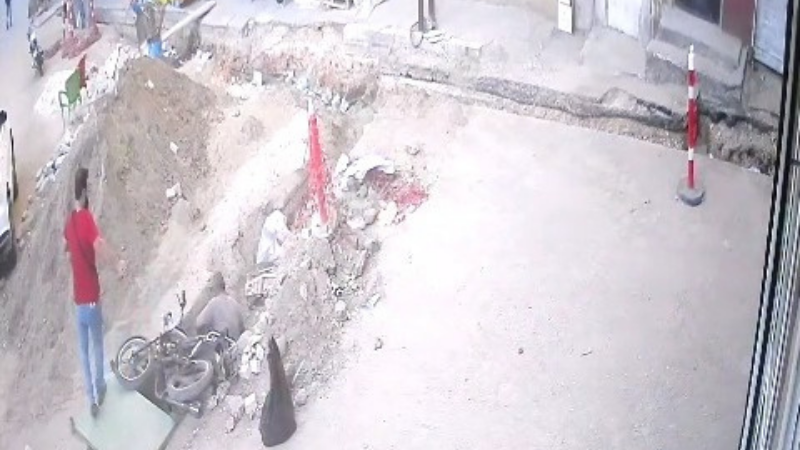 Gaziantep’te motosikletli sürücü kazı alanına düştü: O anlar kamerada Şahinbey ilçesi Fırat Mahallesi’nde elektrik tesisatı için açılan kazı alanına