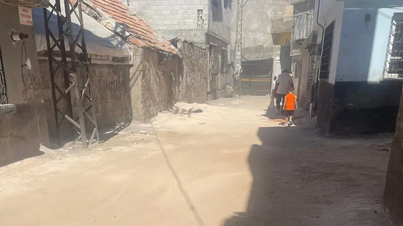 Cengiz Topel Mahallesi’nde Doğalgaz Çalışması Sonrası Toz Sorunu: “Evimizde Nefes Alamıyoruz” Gaziantep’in Cengiz Topel Mahallesi’nde 10 gün önce tamamlanan doğalgaz altyapı
