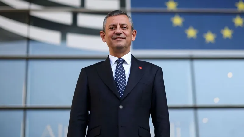 Özgür Özel: “Türkiye’yi Avrupa Birliği’ne tam üye yapacağız, enflasyonu %1,5’e düşüreceğiz” CHP Genel Başkanı Özgür Özel, partisinin iktidarında Türkiye’nin Avrupa Birliği’ne