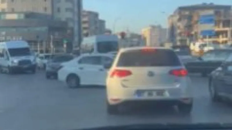 Gaziantep’te Kalender Plaza Kavşağı Hindistanı Aratmıyor "Kalender Plaza kavşağında her sabah yaşanan trafik kaosu, cep telefonu
