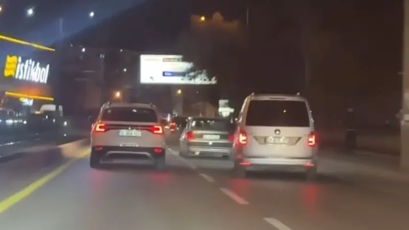 Gaziantep’te Tehlikeli Sürüş Kamerada: Trafikte Makas Atarak İlerledi Gaziantep’te dün akşam saatlerinde trafikte kaydedilen görüntüler, bir sürücünün makas