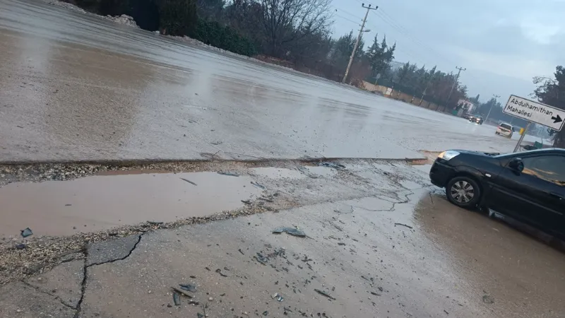 Gaziantep’te Abdülhamit Han Mahalle Bağlantı Girişinde Sürücüleri İsyan Ettirdi! Antep-Kilis karayolundan Abdülhamit Han Mahallesi’ne giriş sağlayan bağlantı noktasında yapılan