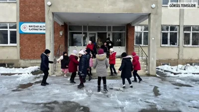 Gaziantep Haydar Aliyev İlköğretim Okulu önündeki buzlanma, öğrenciler için kabusa