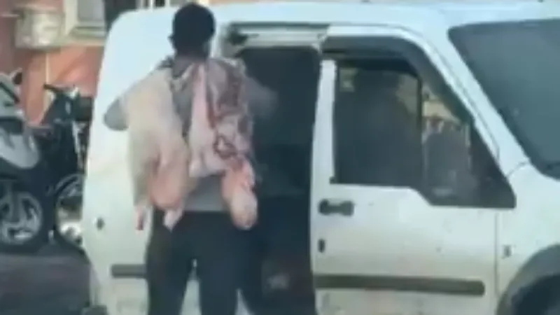 Gaziantep’te Et Taşıma Görüntüsü Gündem Oldu Gaziantep’te El Hayr Kasabı önünde çekildiği belirtilen görüntülerde, kesimi yapılmış