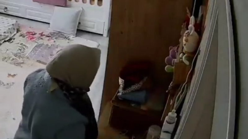 Gaziantep’te bir eve giren hırsızın ev içerisinde dolaştığı ve eşyaları