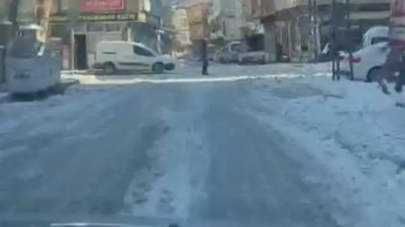 Gaziantep’te Kar Sonrası Buzlanma Ulaşımı Ve Kuryeleri Olumsuz Etkiliyor Gaziantep’te etkili olan kar yağışının ardından yaşanan don olayı, kent