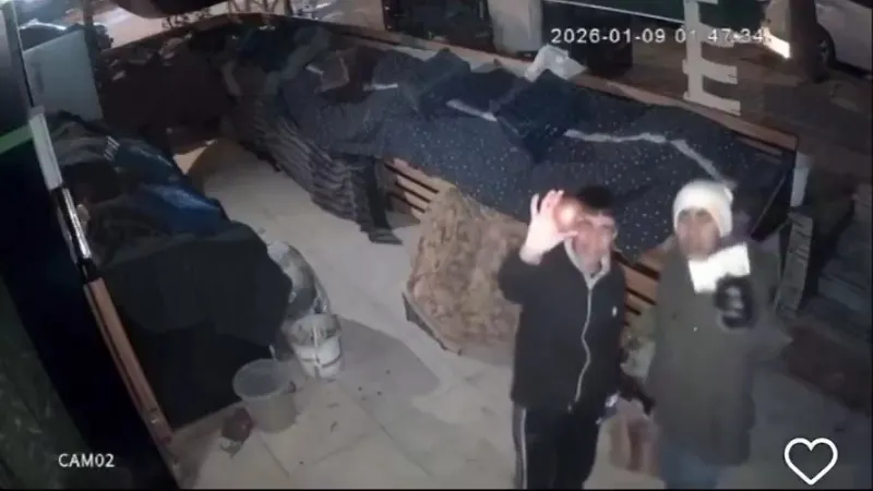 Gaziantep Binevler’de gece yarısı kapalı olan manavdan soğan alan iki