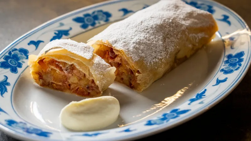 Dünya Bu Lezzetleri Konuşuyor: İşte Yılın En İyi Tatlıları! 4 Trentino Usulu Elmali Strudel
