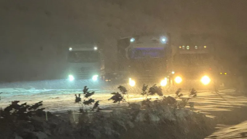 Gaziantep’te Ulaşım Durdu: Yollarda Kar Seferberliği Gaziantep’i çevre illere bağlayan devlet yollarında yoğun tipi ve ağır