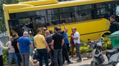 Gaziantep'in Şehitkamil ilçesinde, sürücüsünün direksiyon hakimiyetini kaybettiği özel halk otobüsü