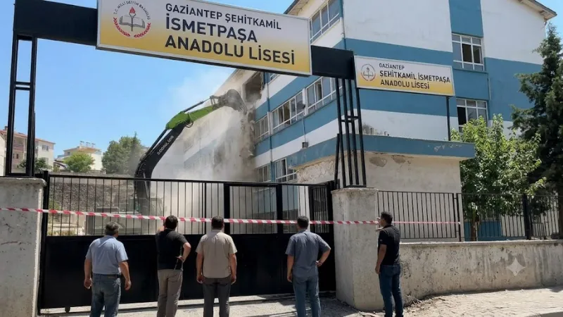 Şehitkamil ilçesindeki yaklaşık 60 yıllık tarihi İsmetpaşa Anadolu Lisesi binasının