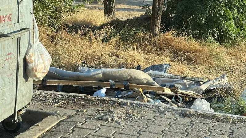 Çöp Konteynerleri Boşaltılıyor, Çevresindeki Atıklar Kalıyor! 1 cevre 1
