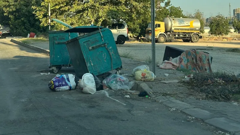 Çöp Konteynerleri Boşaltılıyor, Çevresindeki Atıklar Kalıyor! 4 cevre 2