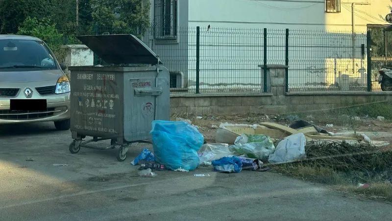 Çöp Konteynerleri Boşaltılıyor, Çevresindeki Atıklar Kalıyor! 2 cevre 4